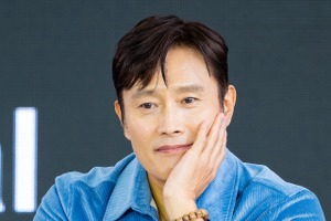 夫婦役のイ・ビョンホンとソン・イェジン、実は夫婦同士のゴルフ仲間だった！「初共演の気がせず…」 画像