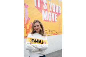 リリー・ジェームズ「女性の不屈の精神を描いた物語を探求したい」『スワイプ：マッチングの法則』インタビュー到着 画像