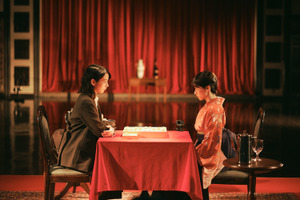 のん vs 鳴海唯「MISS KING / ミス・キング」ライバル場面写真 画像