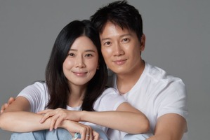 “おしどり夫婦” イ・ボヨン、チソン夫婦が結婚12周年。お揃いコーデの家族写真が「素敵すぎる」 画像
