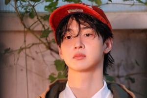 チャン・ドンユンが多彩な表情で魅了、クラシックと秋が交差するビハインド写真公開 画像