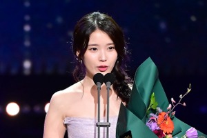 『おつかれさま』IUの受賞に母役のヨム・ヘランが感激！「自分がもらうより嬉しい」 画像