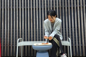 女優イ・ヨンエ、まったり休憩中のオフショット公開。飾らない姿に“ほっこり”【PHOTO】 画像