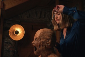 思わず震撼！ 後頭部に埋め込まれたものとは…『視える』本編映像 画像