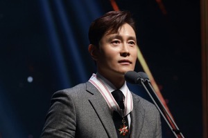 イ・ビョンホンが“2025大韓民国大衆文化芸術賞”で寶冠文化勲章受章、世界が認める存在感 画像