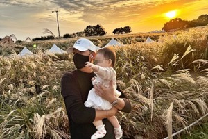 “元祖韓流プリンス”リュ・シウォンが家族でお出かけ。娘を抱っこした姿に反響！「幸せが詰まってる」【PHOTO】 画像