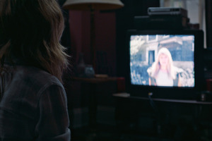 手を振る男は何者か…気鋭スタジオNEONが放つ注力作『シェルビー・オークス』追加場面写真解禁 画像