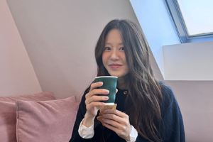 54歳女優コ・ヒョンジョン、秋になっておセンチに…？“ひとり”でも無欠点肌は健在【PHOTO】 画像