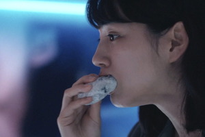 「のんちゃんの対局飯！」のん“飛鳥”、超重要な対局中の“もぐもぐタイム”に反響「MISS KING / ミス・キング」第6話 画像