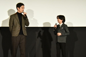 坂口健太郎「きついパートを背負ってくれた」少年時代を演じた小野桜介が“人生初”の舞台挨拶に登壇『盤上の向日葵』 画像