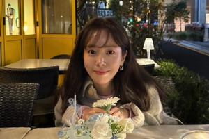 43歳になった『イ・サン』女優ハン・ジミン、誕生日ケーキを前に“幸せオーラ”全開！【PHOTO】 画像