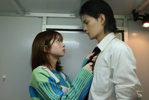 「可愛すぎて悶絶」「好きなシーン」桜田ひより＆佐野勇斗の“ネクタイシーン”裏側公開「ESCAPE それは誘拐のはずだった」 画像