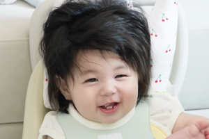 俳優シム・ヒョンタクの愛息ハルちゃん、BTS風ヘアに挑戦!?「こんなに毛量の多い赤ちゃんは初めて」 画像