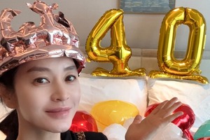 40歳じゃなくデビュー40周年…女優キム・ヘス、サプライズイベントに喜び【PHOTO】 画像