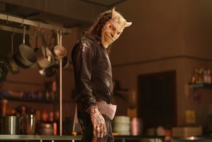 前作の恐怖は序章に過ぎなかった…殺人鬼“グラバー”が襲い掛かる！『ブラックフォン ２』本編映像 画像