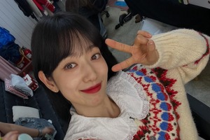 女優パク・シネ、元気に撮影中！最新自撮りで魅せた“大学生ビジュ”【PHOTO】 画像