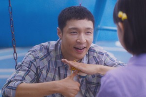 耳の聞こえない父と7歳の娘に立ちはだかる試練を切り取る『愛がきこえる』場面写真 画像