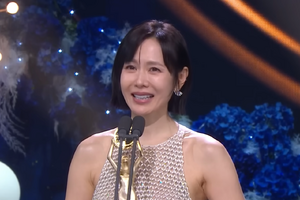 2度目の主演賞に感激…ソン・イェジン、出産後の復帰が大成功！「夢がまた叶った」 画像