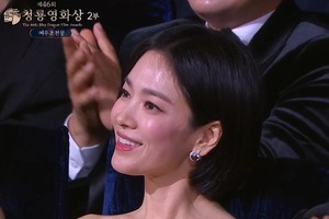 「1秒映っても美しい」客席でほほえむ姿が話題のソン・ヘギョ、舞台裏ショット公開【PHOTO】 画像