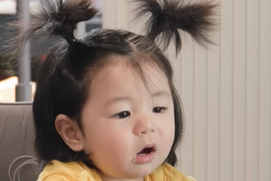 俳優シム・ヒョンタクの愛息ハルちゃん、生後9カ月で歩行練習に挑む！“愛らしさ爆発” 画像