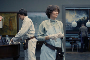 『THE END（ジ・エンド）』監督、ティルダ・スウィントン起用理由は「細く透き通るようなソプラノ」“地下シェルター”ファッション写真も 画像