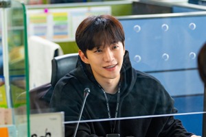 現金と飲酒が超能力の源!? ジュノ主演Netflix新作『CASHERO』スチール写真公開 画像