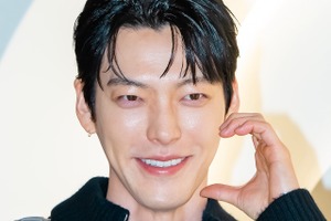 “プレ花婿” キム・ウビン、結婚発表後初めて公の場に登場！左手の指輪で“アクセント”【PHOTO】 画像