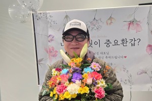 “韓ドラの名脇役” キム・ウィソン、還暦祝われて照れ笑い「残りの人生は無害に、楽しく…」【PHOTO】 画像