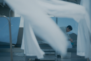 “男”の正体が掴めない…『災 劇場版』謎が深まる場面写真解禁 画像