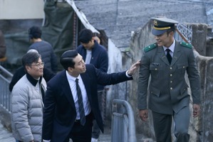 劇中とは真逆の雰囲気…ヒョンビン主演『メイド・イン・コリア』撮影現場のビハインド写真【PHOTO】 画像