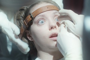 絶叫が響き渡る！麻酔なしで行う昔々の痛烈な美容術3選『アグリーシスター』コンセプトムービー 画像