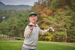 金なし、コネなし、ゴルフ経験なし…ハ・ジョンウが臨む波乱の接待ゴルフの行方は!?『ロビー！』予告編 画像