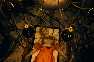 銃撃にカーチェイス、狂乱のダンス…愛と破壊の逃避行映し出す『ザ・ブライド！』本予告 画像