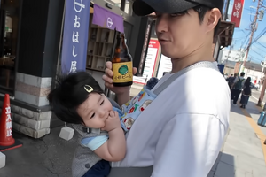 18歳年下の日本人女性と結婚した俳優シム・ヒョンタク、2人目も楽勝!? 札幌で“パパ抱っこ” 画像