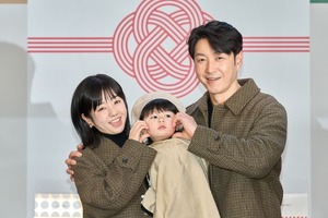 俳優シム・ヒョンタクの愛息ハルくん、最年少広報大使に！家族3人で初の公の場に登場 画像