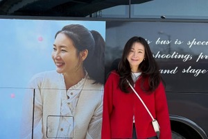 チェ・ジウ、50歳とは思えない清純ビジュアルを披露！“大人可愛いコーデ”で映画のプロモ中！【PHOTO】 画像