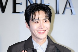 キム・ソンホ、忙しすぎて激痩せ中…!? “世界1位”をとった「えくぼスマイル」は健在！【独占写真】 画像