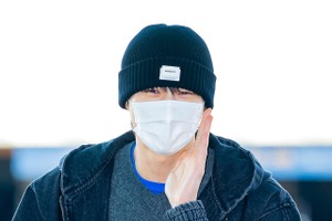 「マスクを外して！」困惑の報道陣にビョン・ウソクが異例の謝罪…“素顔NG”だった出国の様子 画像