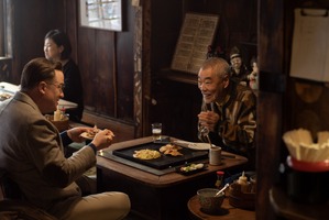 お好み焼きを囲むブレンダン・フレイザー＆柄本明『レンタル・ファミリー』本編映像 画像