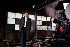 廃神社で撮影中のジェジュン、メイキング写真『神社　悪魔のささやき』入プレ第3弾も決定 画像