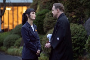 葬儀スタッフから宴会芸まで…ブレンダン・フレイザーらの多様な表情を切り取る『レンタル・ファミリー』本編映像＆場面写真 画像