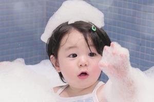 「スタンプ化希望」シム・ヒョンタクの愛息ハルくん、キュートすぎる水遊びの様子 画像