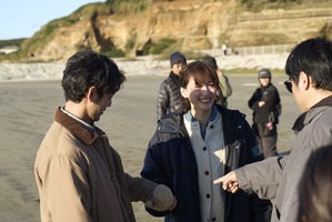 綾瀬はるか「良一（妻夫木聡）としゃべっていると自然と涙が出ちゃう」『人はなぜラブレターを書くのか』感涙シーン＆メイキングカット公開 画像