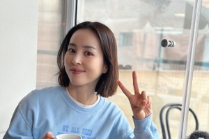 『朱蒙』女優ハン・ヘジン、本当に40代!? 日常の1コマで見せた“奇跡の若見えビジュアル”【PHOTO】 画像
