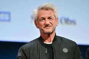 アカデミー賞授賞式を欠席してウクライナ滞在のショーン・ペンに、ウクライナ鉄道から“アイアン・オスカー像”贈呈 画像