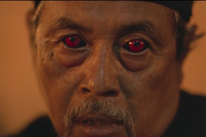 縄を引く老婆と赤い目の老人…恐怖の様相捉える『サトウキビは知っている』本編映像 画像