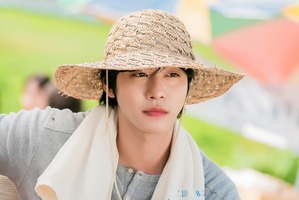 Netflix新作『本日も完売しました』主演アン・ヒョソプ、「麦わら帽子」と「スーツ姿」のギャップで魅せる！ 画像