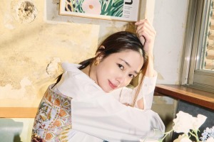 イ・ミンジョン、白シャツ×デニムの清純ビジュアルを披露…“春の女神降臨”【PHOTO】 画像