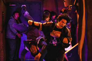 犯人が宙を舞う…水上恒司の豪快なラリアット、東方神起ユンホは華麗なハイキック披露『TOKYO BURST-犯罪都市-』場面写真 画像