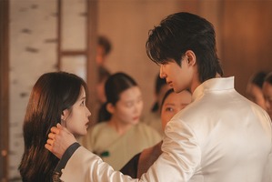 『麗』以来10年ぶりの再会！IU＆ビョン・ウソクが『21世紀の大君夫人』で魅せる完璧な“夫婦ケミ”に期待大 画像